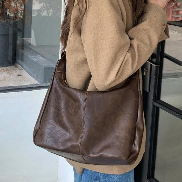 Stylish Vegan Leather Tote Bag: Adjustable Slouchy Hobo for All Occasions - Picture 2 of 6